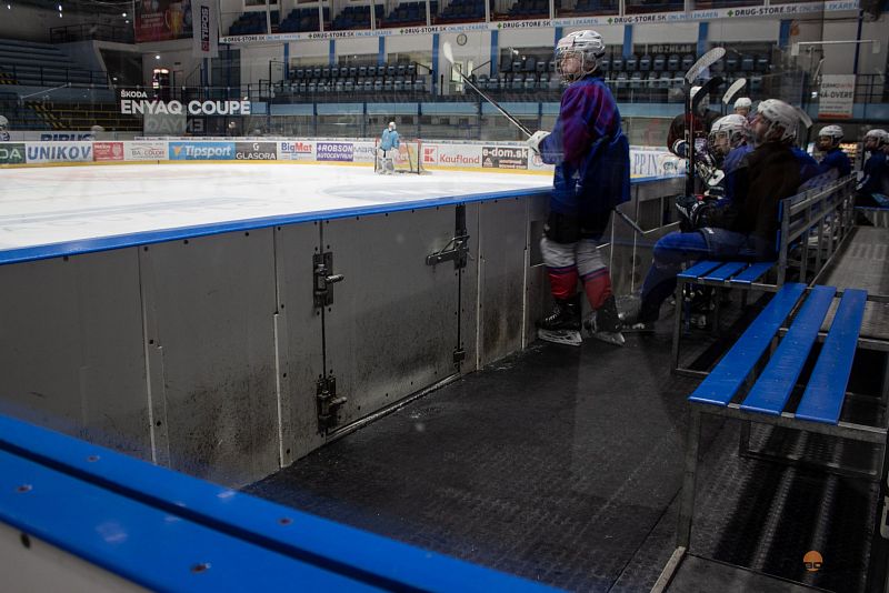<p>An example of the rubber flooring S8 in black color on the benches, where it has been laid since 2023.</p>